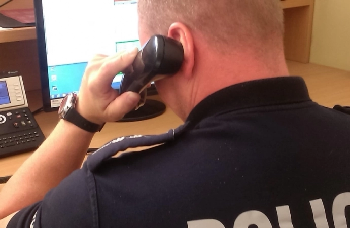 Policja apeluje o ostrożność, gdy dostajemy sms z informacją o konieczności zapłaty za paczkę. Mieszkanka Mrągowa straciła w ten sposób prawie 5 tys. złotych.