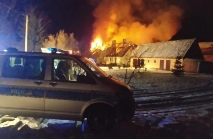 Dwaj policjanci z Giżycka uratowali kobietę, która sama nie była w stanie wyjść z płonącego domu.