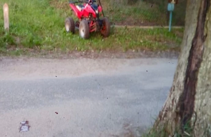 Mężczyzna jadący quadem uderzył w drzewo. Ranny został także jego 11-letni brat.