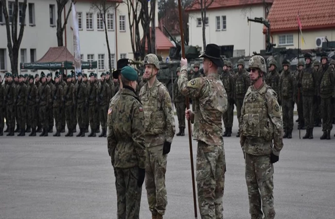 {Zmiana dowództwa Międzynarodowej Grupy Batalionowej NATO, stacjonującej na Mazurach.}